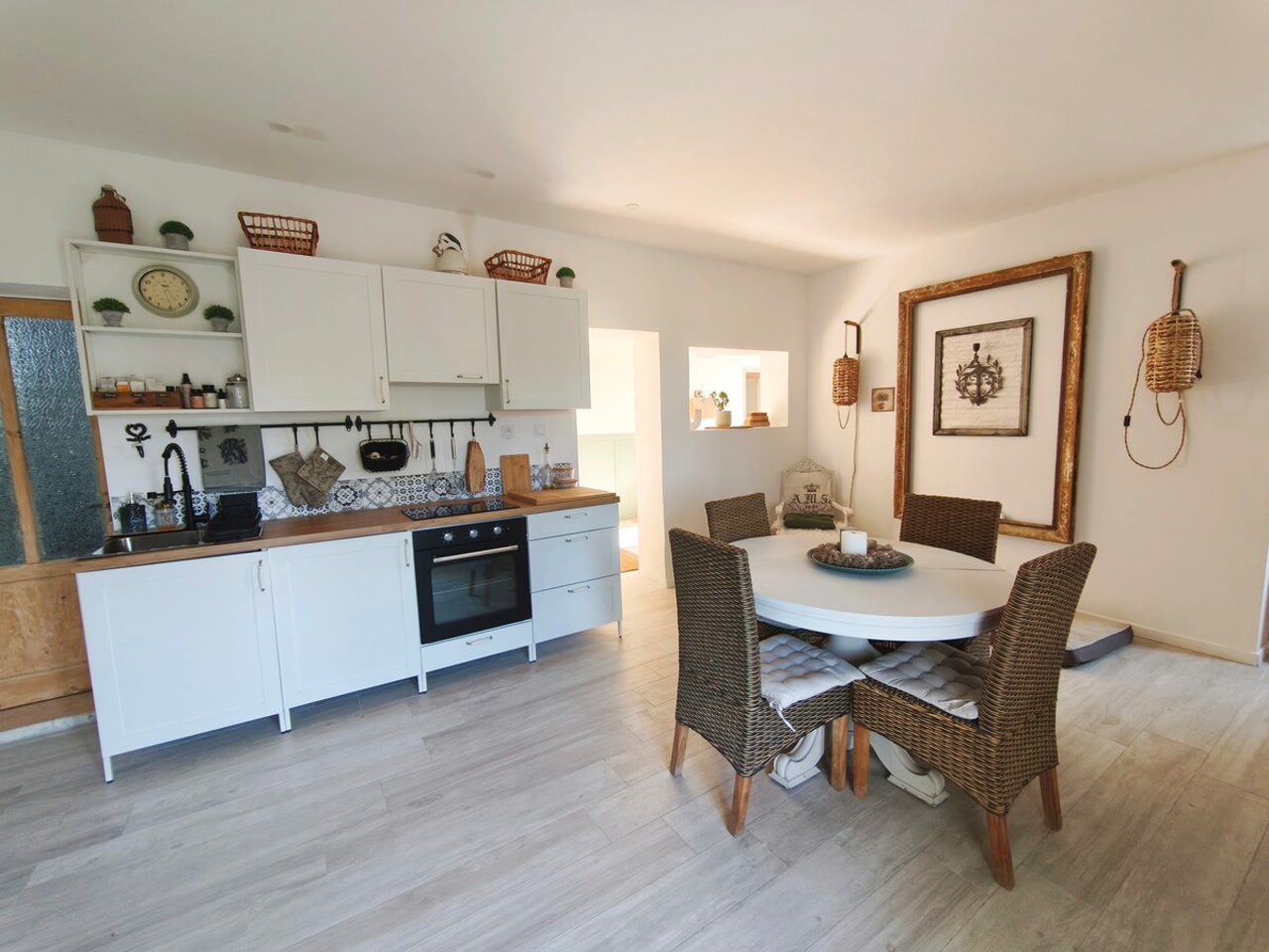 Cuisine moderne entièrement équipée avec électroménager intégré