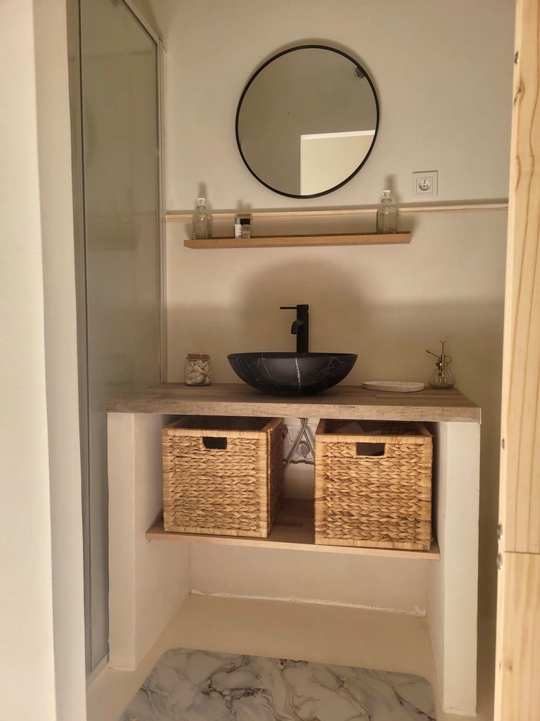 Salle de bain privative attenante à la chambre principale avec douche