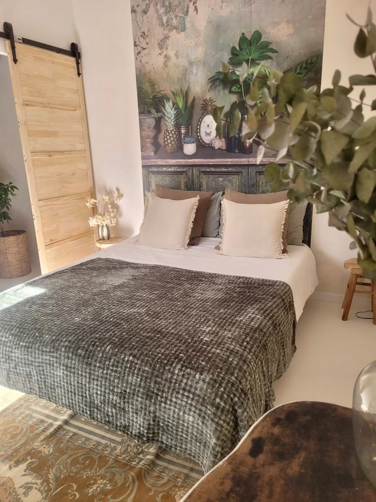 Chambre principale avec lit double et rangements intégrés