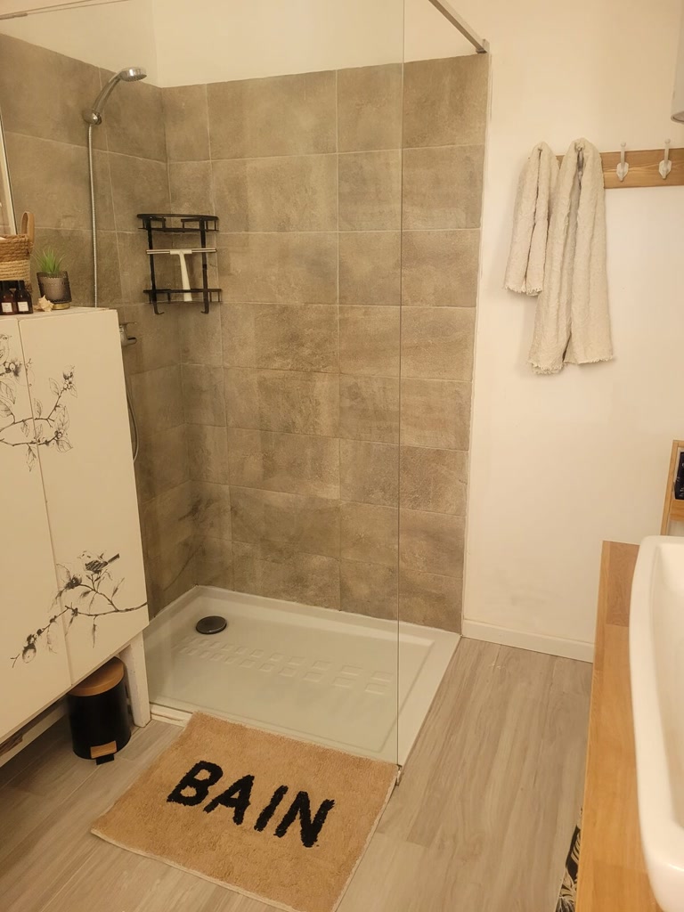 Deuxième salle de bain avec douche et rangements