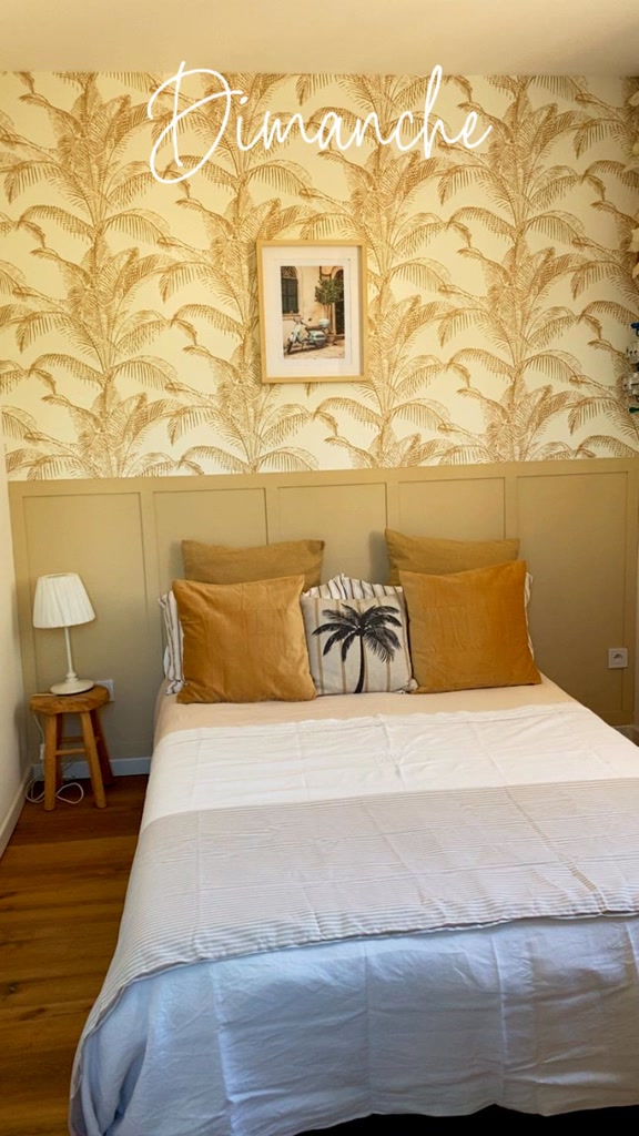 Deuxième chambre avec lit double et décoration lumineuse